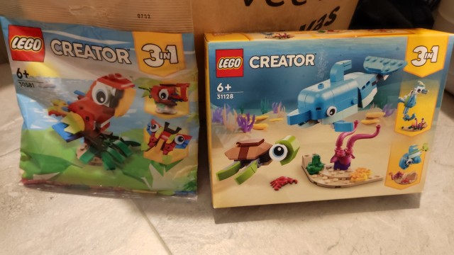 Lego Creator 30581 Tropski papagaj, 31128 Delfin in želva, cena 15€