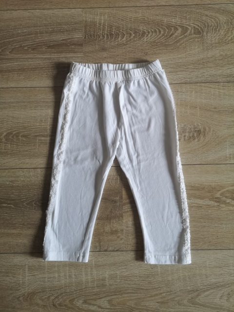 Bele 3-4 hlače 122, 4€