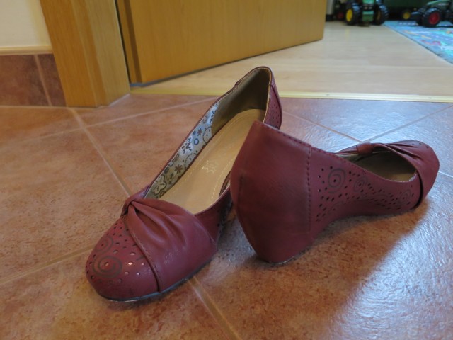 Usnjeni bordo rdeči čevlji št. 39, cena 10€.