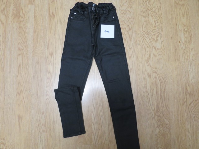črne rahlo svetleče hlače št. 146, cena 4€