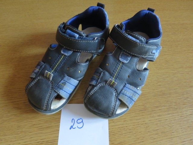 Fantovske usnjene sandale, št. 29, cena 5€.