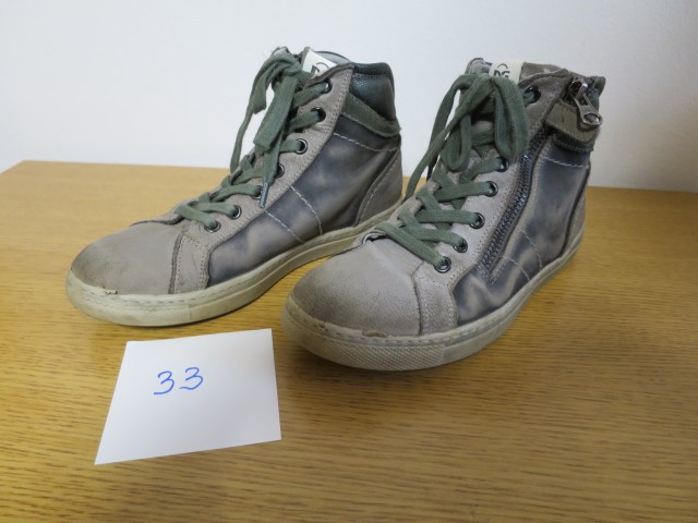 Fantovski pol visoki čevlji (usnje), št. 33, cena 10€