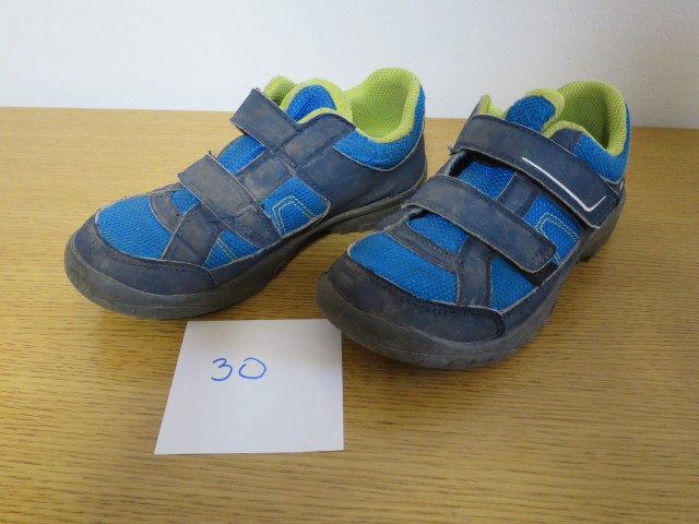 Lahki pohodnji čevlji, št. 30, cena 5€