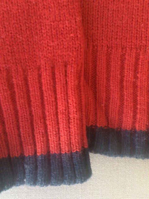 Rdeč pulover, 4 leta, 2€