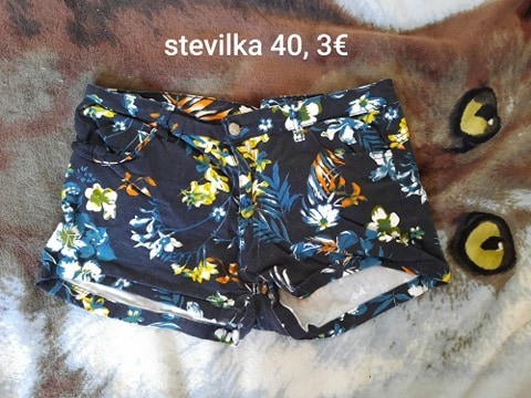 Oblačila različnih velikosti  - foto