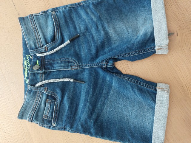 Fantovske kratke jeans hlače št. 134 - foto