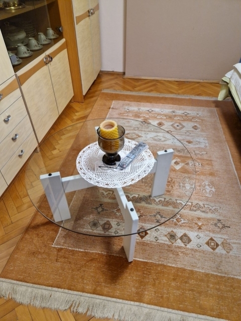 Klubska mizica s tepihom