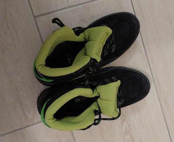 Otroški pohodni čevlji št. 36 8€ - foto