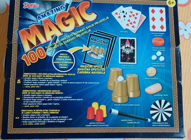 Igra magic (čarovniški triki) in pop it - foto