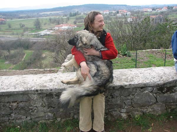 Takole znajo kraševci zlesti v naročje. Branka in Dona