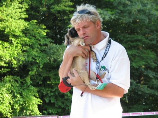 Moderator Jože Košmrlj s svojo psičko