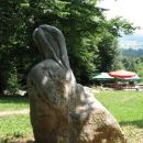 Okrog koče je veliko skulptur