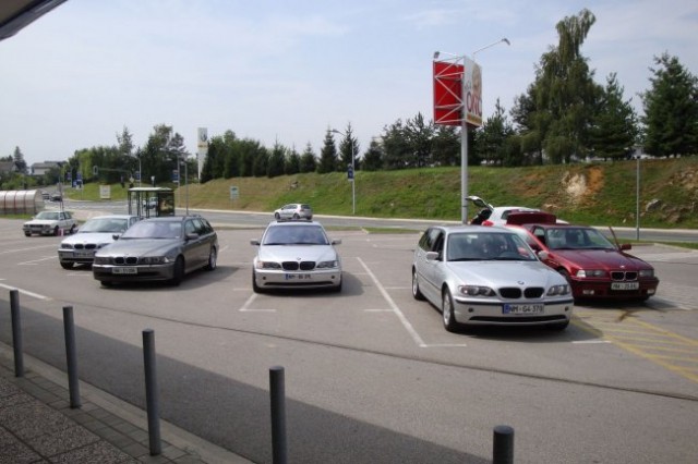 Parkplac pred ONC.. večina avtov