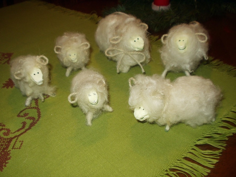 Ovčke izdelane iz domače še ne predene ovčje volne. 