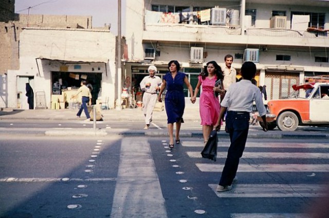 Posnetek iz časa Sadamovega režima, ženske brez črnih ogrinjal so zdaj le še spomin