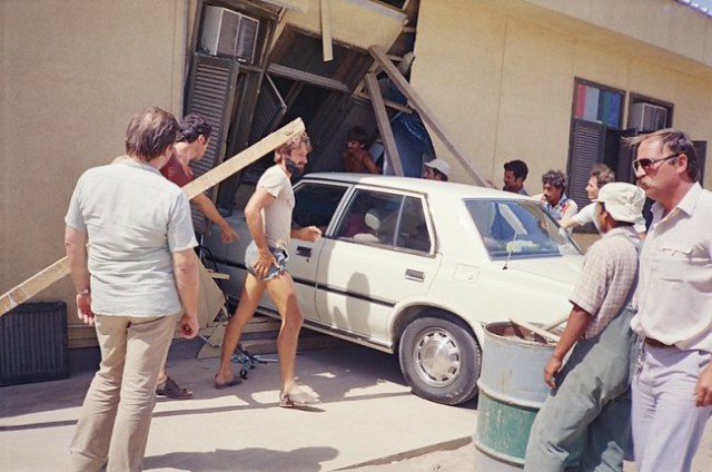 Šef je naročil pri nas zaposlenemu iraškemu delavcu (drugi z desne), da mu opere avto. Opr