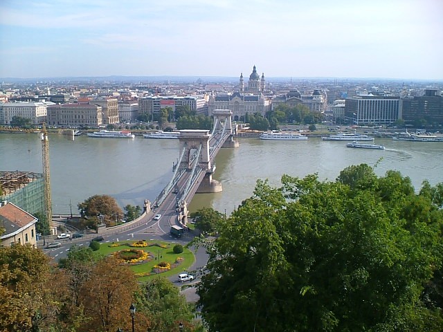 Pogled iz Budimskih gričev na verižni most