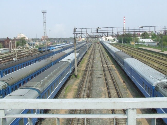 Železniška proga slikana iz železnega nadhoda