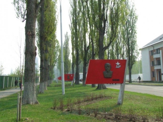 Vpadnica v mesto, vsakih par metrov ena tabla z napisanim imenom heroja in njegov portret