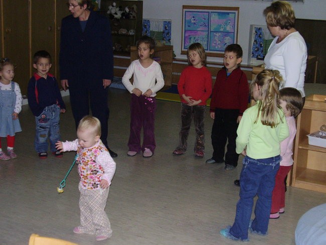 PREDSTAVA V VRTCU