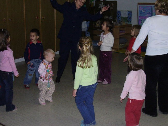 JAZ SEM RAJŠI NA SREDI