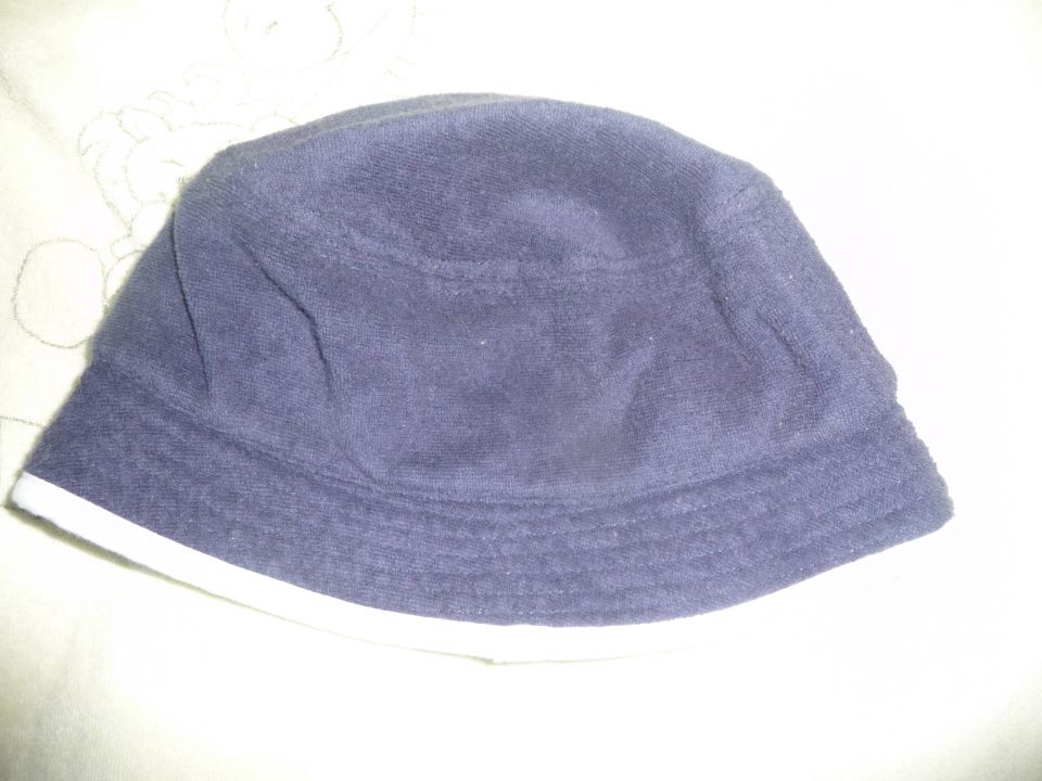 obojestranski klobuček 1-2leti  - 4 eur, NOVI