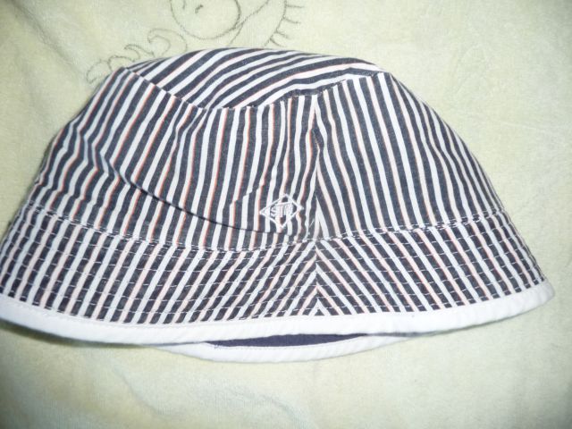 Obojestranski klobuček 1-2leti  - 4 eur, NOVI