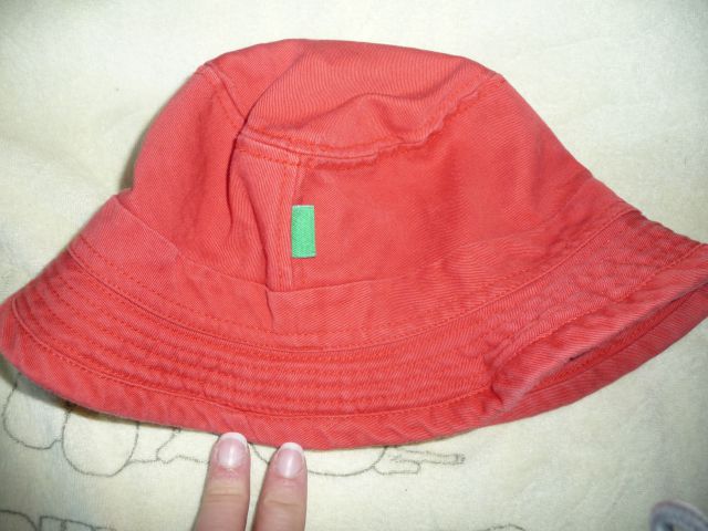 Benetton klobuček 1-2 leti - 3 eur