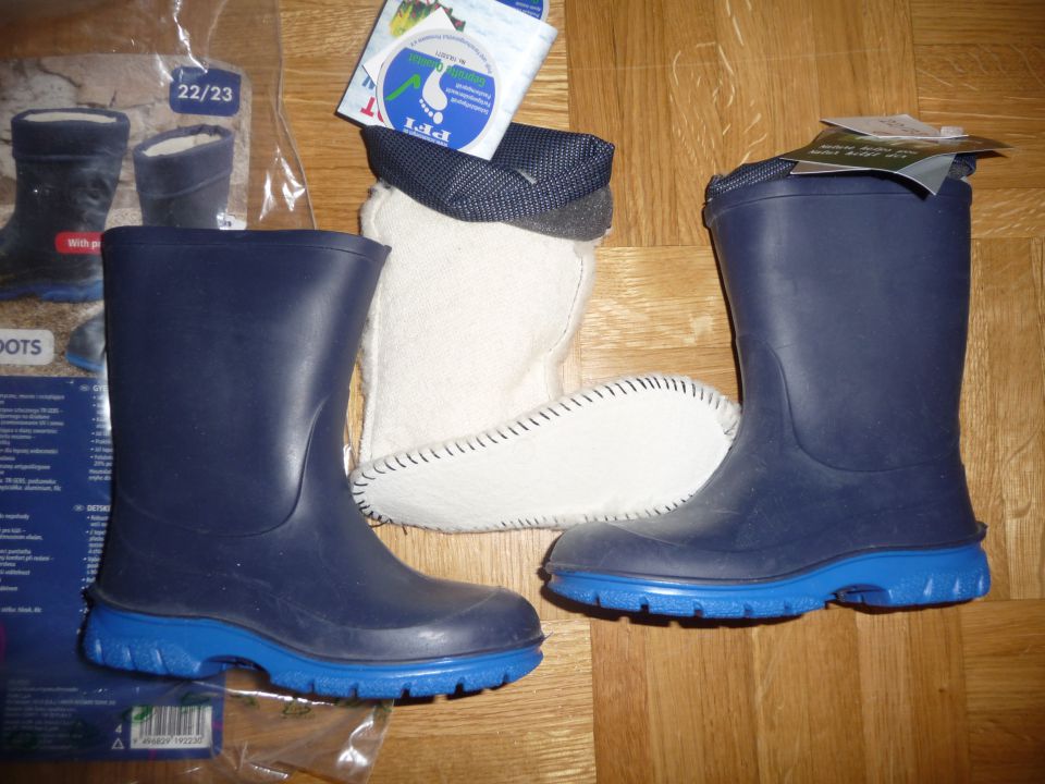 novi bata škornji (še z etiketo) zimsko letni št. 23-24- 9 eur