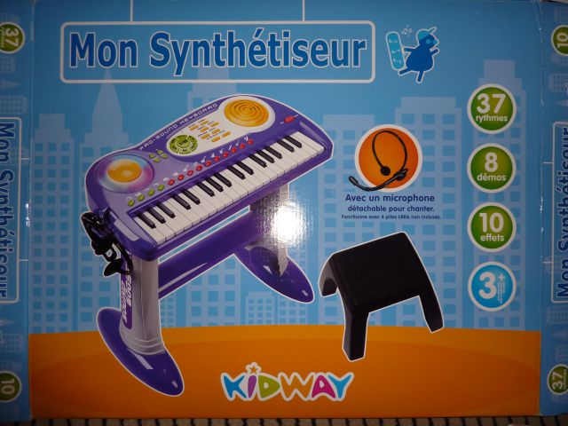 Klavijature, sintesajzer s stolčkom in mikrofonom - 25 eur