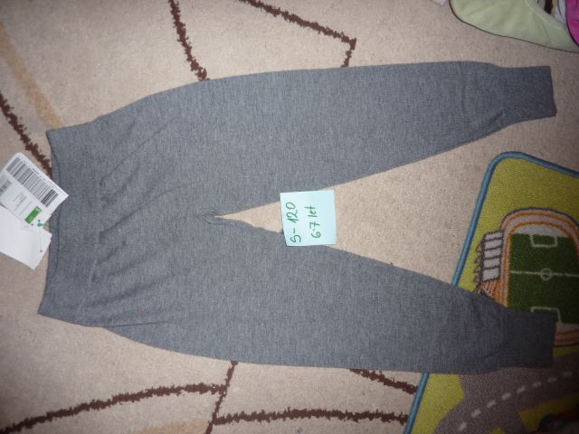 Benetton hlače 14 eur -  št. 120