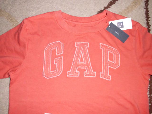 GAP nova majčka št. 122, 20 eur