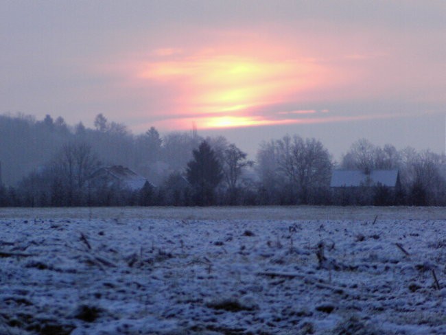 Ko v jutro zimsko se dan budi,
od poljuba sonca zemlji,
nebo nam rdeče zažari.
