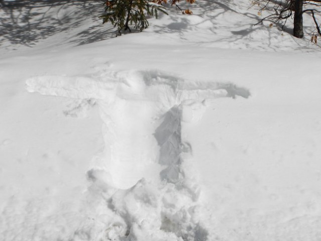 V snegu angelček leži,
je upanje na jutri,
je spomin na včeraj
in na vse te lepe dni.
