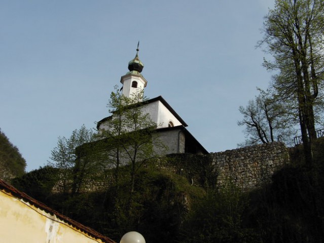 Trava,
bršljan
in čas,
prekrili so ruševine,
ni trave,
bršljana,
ni časa,
ki bi pre