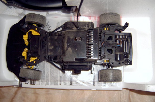 Podvozje je precej nizko a solidno zaščiteno.
Spodaj 9,6V akumulator, spredaj servo za kr