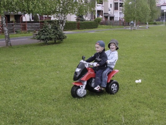 Lukas, Gal - na Lukasovem novem motorju.