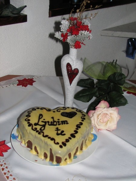 Torta za valentinovo in vazica ;) oboje itpod mojih rok