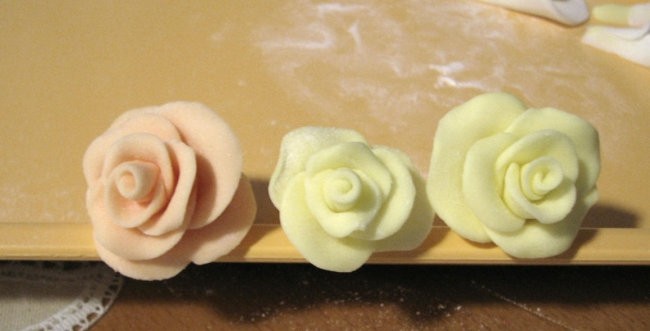 Izdelava rožic za torto - vrtnica - foto povečava