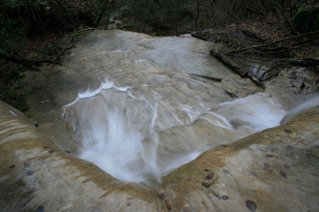 Nad slapom je še manjša dvometrska s sigo popolnoma zalita stopnja.