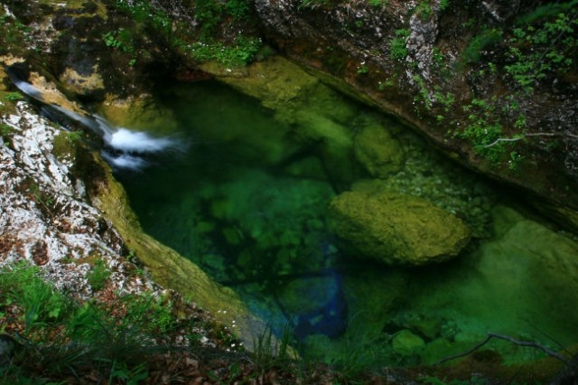 In še malo nad njim. Tukaj je idrijca imela veliko domišljije, ko je klesala pot skozi ska