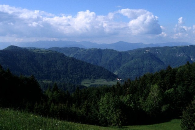 In aparat je res čakal že pri avtu, zato smo se kar z njim (avtom) odpravili do Gnezda. Tu