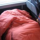 prfoksa evil carrot spi v svoji oranžni vreči