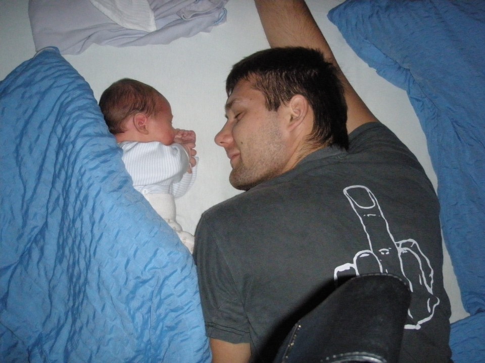 z atijem in mamico se vsako jutro tako cartamo v veliki postelji:)