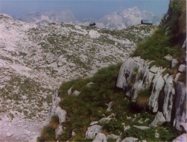 Koča na Prehodavcih z bivakom z vzpetinice nad Rjavim jezerom (pod steno Poprovca)