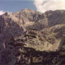 Pogled z Zadnjiškega Ozebnika
Od leve: Vršac in Kanjavec z grebenom do Poprovca.
Spodaj 