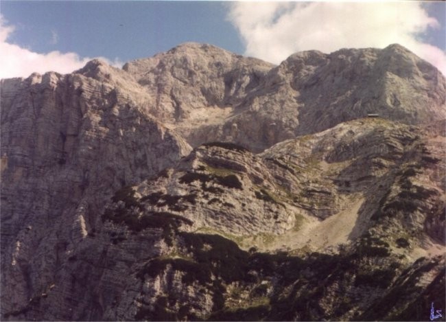 Pogled z Zadnjiškega Ozebnika
Od leve: Vršac in Kanjavec z grebenom do Poprovca.
Spodaj 