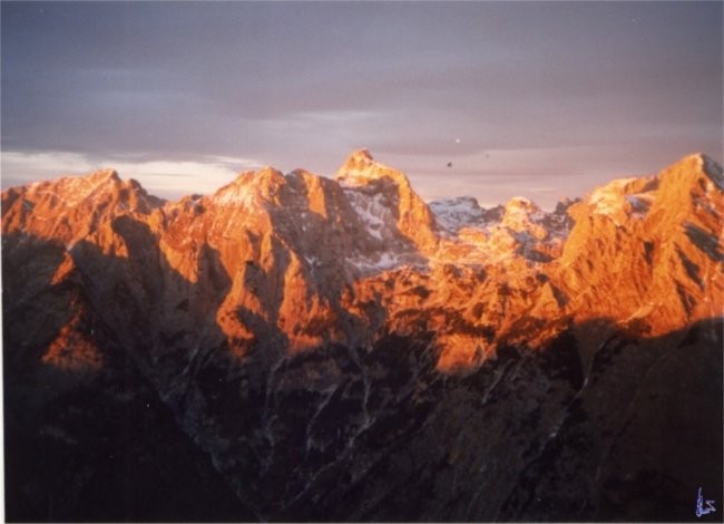 Pogled s Prehodavcev
Kriški podi. Levo nad njimi značilen 