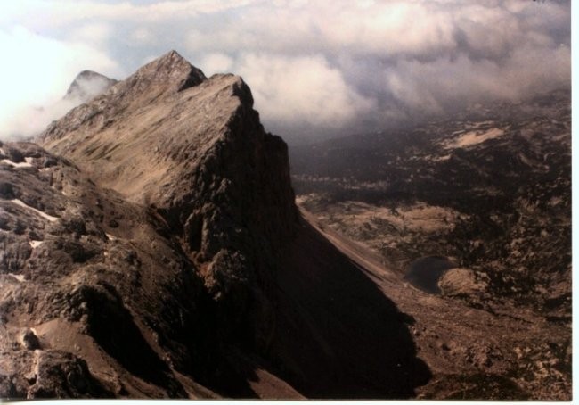 Pogled iz stene Poprovca nad Prehodavci:
Greben obeh Zelnaric nad dolino 7j. Spodaj Ledvi