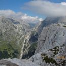 Pogled z Vršaca
Levo Pihavec z Bavškim Gamsovcem v ozadju, spodaj Luknja in pot na Luknjo